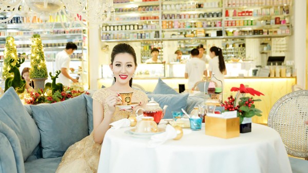 Hoa hậu Huỳnh Thúy Anh điệu đà xuống phố đón Giáng sinh ảnh 6