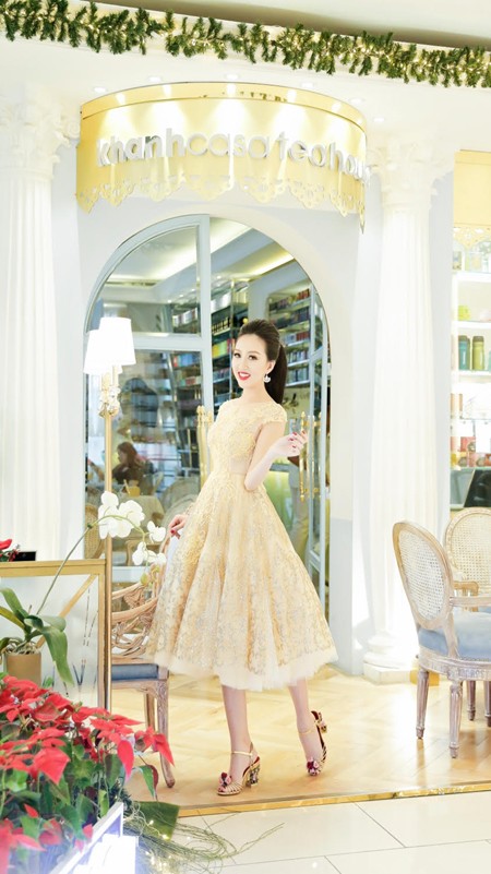 Hoa hậu Huỳnh Thúy Anh điệu đà xuống phố đón Giáng sinh ảnh 2