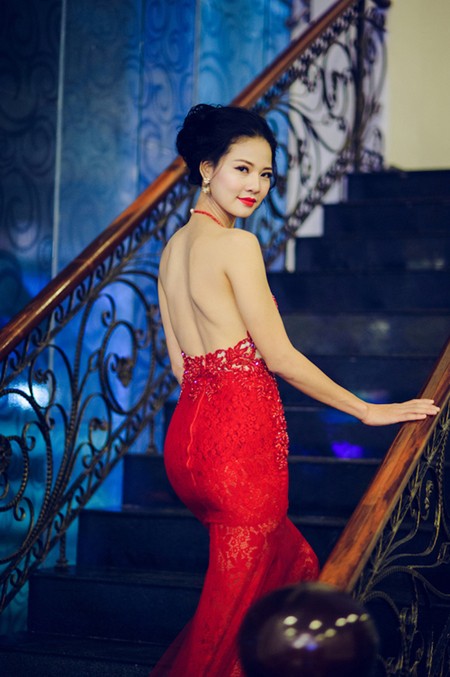 Hoa hậu Trần Thị Quỳnh tái xuất, khoe lưng trần gợi cảm ảnh 2