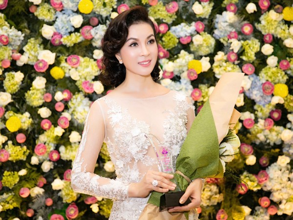 MC Thanh Mai lộng lẫy nhận giải thưởng "Người phụ nữ tài sắc" ảnh 8