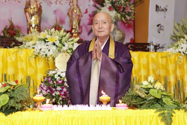 Phi Nhung vinh dự được hát mừng Đại lão hòa thượng Yoshimizu Daichi ảnh 2