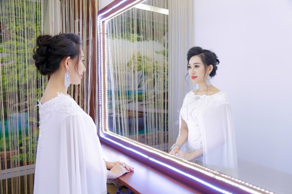 Dàn người đẹp chúc mừng Hoa hậu Huỳnh Thúy Anh "lấn sân" kinh doanh ảnh 1
