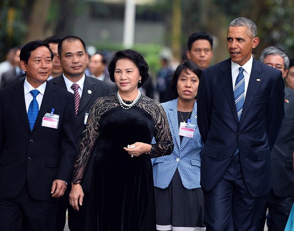 NTK Võ Việt Chung: Tôi vinh dự được thiết kế áo dài cho Chủ tịch Quốc hội ảnh 2