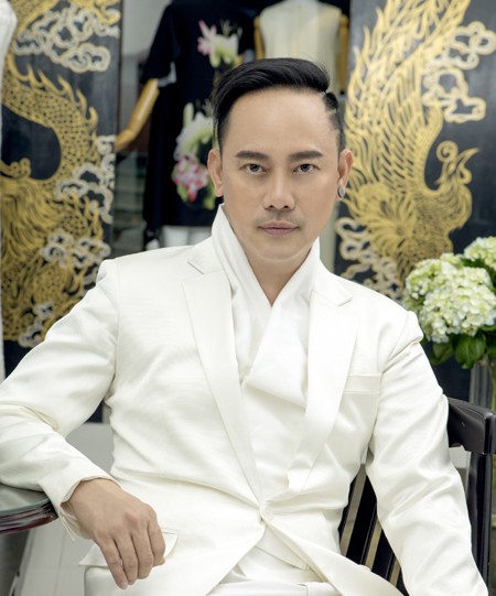 NTK Võ Việt Chung: Tôi vinh dự được thiết kế áo dài cho Chủ tịch Quốc hội ảnh 1