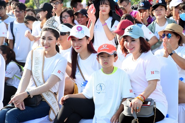 Hoa hậu Đại dương Đặng Thu Thảo đi bộ quyên góp tiền từ thiện ảnh 2