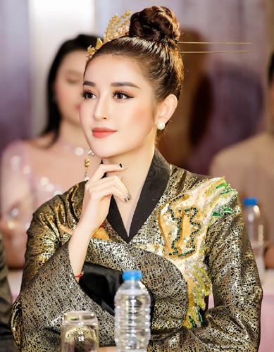 Á hậu Huyền My khoe sắc rực rỡ trong ngày khởi động "Hoa hậu Việt Nam" 2018 ảnh 6