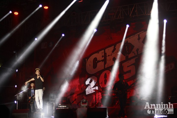 Gần 10 nghìn sinh viên cuồng nhiệt trong đêm rock “CKX“ ảnh 7