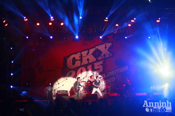 Gần 10 nghìn sinh viên cuồng nhiệt trong đêm rock “CKX“ ảnh 3