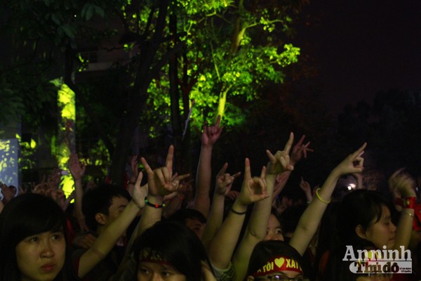 Gần 10 nghìn sinh viên cuồng nhiệt trong đêm rock “CKX“ ảnh 4