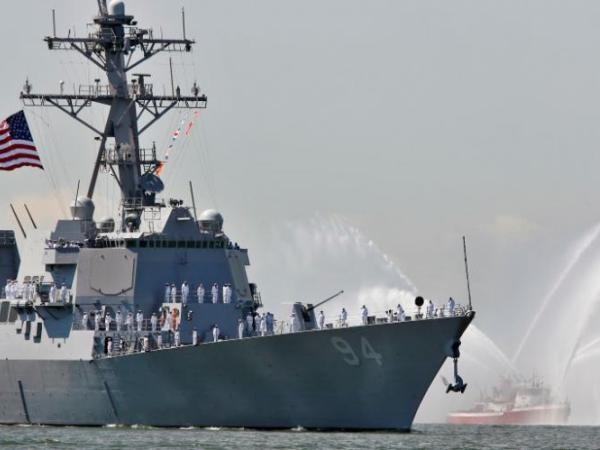 Bị tàu Iran áp sát, tàu hải quân Mỹ đã bắn 3 phát cảnh cáo ảnh 1