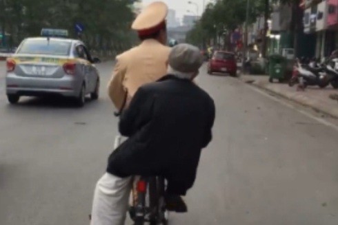 Chiến sĩ CSGT đạp xe chở cụ già về nhà: "Tôi thấy hơi ngại vì mọi người chia sẻ nhiều…" ảnh 1