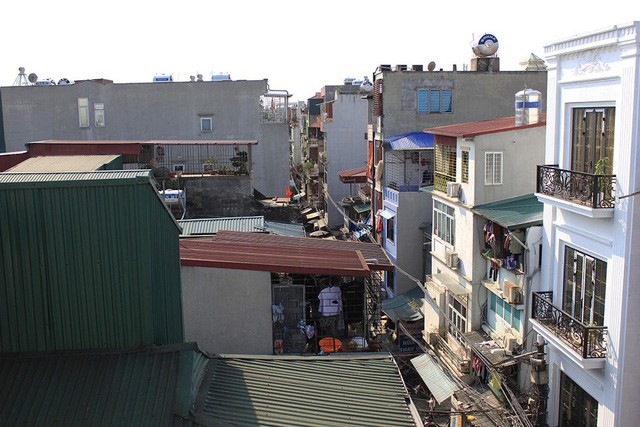  Khu vực mái nhà các hộ dân trong Phố Nguyễn Tư Giản mà con khỉ thường xuyên xuất hiện phá phách. 