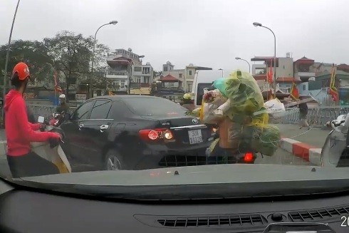 Clip: Người phụ nữ lái ô tô đầy ngang ngược, thách thức người đi đường ở Hà Nội ảnh 1