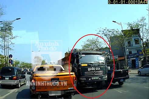 Clip: Bức xúc cảnh xe tải ngang nhiên lao vào đường ngược chiều ở Hà Nội ảnh 1