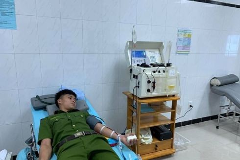 Phát hiện dân cầu cứu trên Facebook, 30 công an tình nguyện hiến máu cứu người ảnh 1