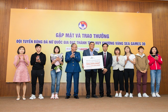 Đội tuyển bóng đá nữ Việt Nam nhận món quà độc đáo, giúp xoa dịu những cơn đau ảnh 2