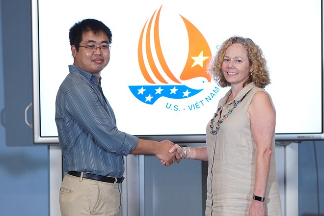 Ông Phạm Giang Linh - Tổng Giám đốc Hệ thống Giáo dục HOCMAI (bên trái) gặp gỡ bà Paula Kitendaugh - Giám đốc các Trung tâm Hoa Kỳ tại khu vực, Đại sứ quán Hoa Kỳ tại Hà Nội