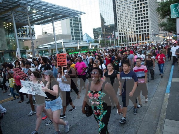 Người dân Mỹ biểu tình phản đối vụ cảnh sát bắn chết người da màu tại Dallas ngày 7-7