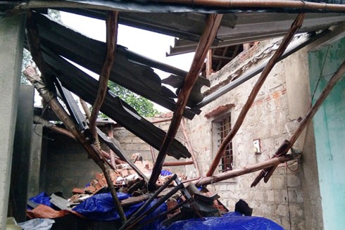 Lốc xoáy giật tung hàng chục căn nhà ở Quảng Bình ảnh 1