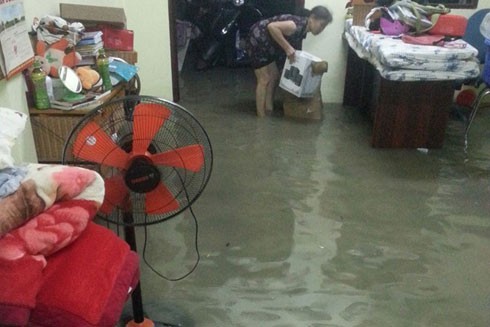 Nước tràn vào nhà hộ dân phường Trường Thọ
