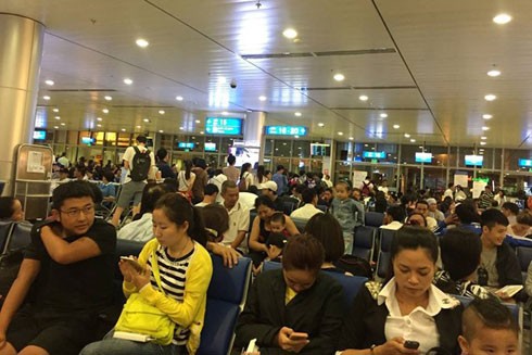 Cảnh đông đúc ở ga quốc nội sân bay Tân Sơn Nhất vì nhiều chuyến bay bị hoãn
