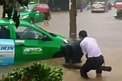 Nhiều nơi ở Quảng Bình ngập trong nước, 5 người chết và mất tích ảnh 1