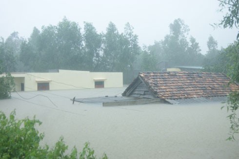 Quảng Bình ngập lụt nặng, nhiều ngôi nhà chìm trong nước lũ ảnh 1