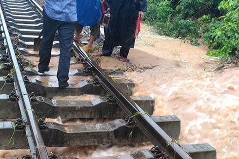 Quảng Bình ngập lụt nặng, nhiều ngôi nhà chìm trong nước lũ ảnh 3