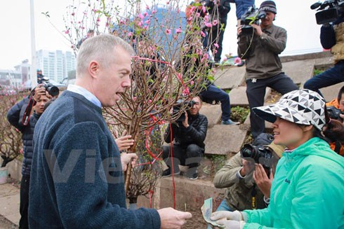 Đi chợ hoa Quảng An, Đại sứ Mỹ bật mí kế hoạch nghỉ Tết Nguyên đán ảnh 11
