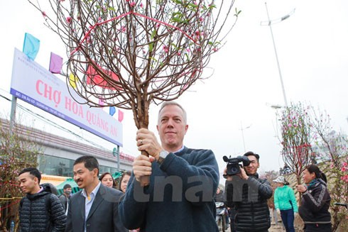 Đi chợ hoa Quảng An, Đại sứ Mỹ bật mí kế hoạch nghỉ Tết Nguyên đán ảnh 13