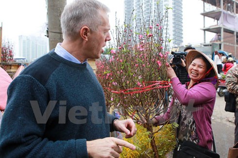 Đi chợ hoa Quảng An, Đại sứ Mỹ bật mí kế hoạch nghỉ Tết Nguyên đán ảnh 16