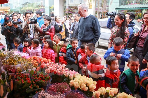 Đi chợ hoa Quảng An, Đại sứ Mỹ bật mí kế hoạch nghỉ Tết Nguyên đán ảnh 2