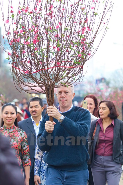 Đi chợ hoa Quảng An, Đại sứ Mỹ bật mí kế hoạch nghỉ Tết Nguyên đán ảnh 6