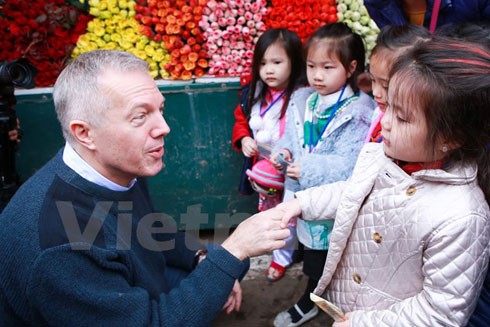 Đi chợ hoa Quảng An, Đại sứ Mỹ bật mí kế hoạch nghỉ Tết Nguyên đán ảnh 7