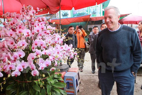 Đi chợ hoa Quảng An, Đại sứ Mỹ bật mí kế hoạch nghỉ Tết Nguyên đán ảnh 1