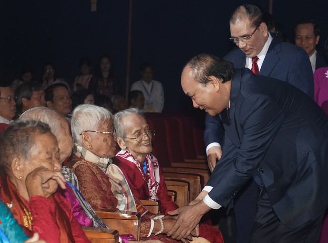 Thủ tướng Chính phủ Nguyễn Xuân Phúc thăm hỏi các mẹ Việt Nam anh hùng tại buổi gặp mặt