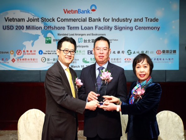 Đại diện VietinBank, BNP Paribas và Taipei Fubon Commerical Bank t rao kỷ niệm chương của lễ ký kết