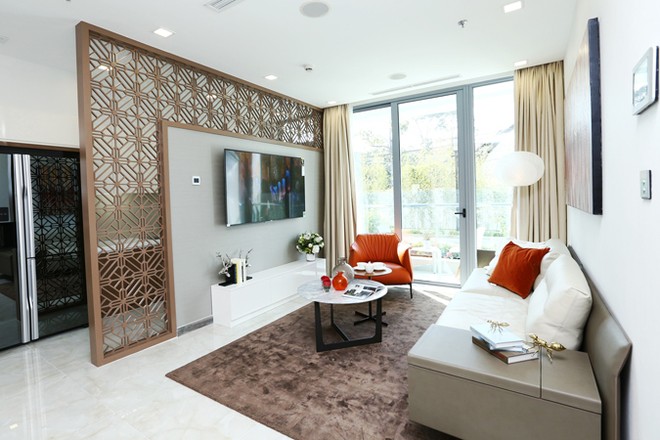 Phòng khách căn hộ dự án Vinhomes Golden River được thiết kế mở sang trọng và hiện đại. Hệ thống kính Low-E chạm sàn giúp giảm nhiệt, truyền sáng, cản tia UV giúp căn phòng luôn chan hòa ánh sáng và thoáng mát.