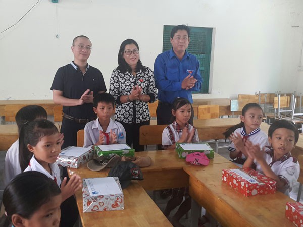 Trung ương Đoàn và Tân Hiệp Phát trao học bổng cho học sinh nghèo tại Bình Thuận ảnh 1