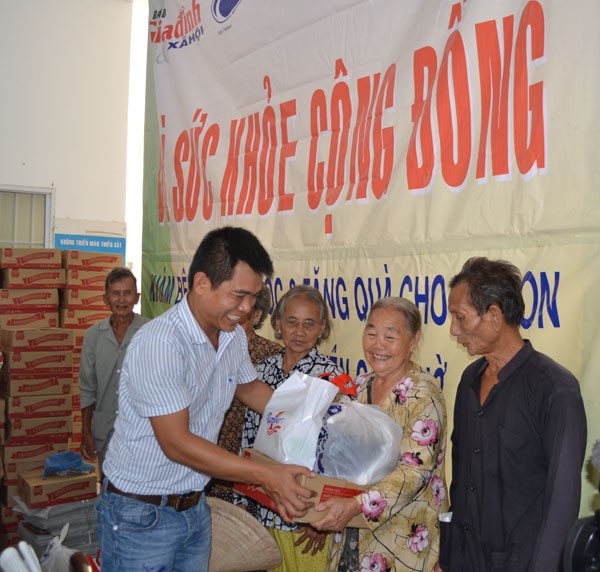 Đại diện Tập đoàn Tân Hiệp Phát trao món quà ấm áp tình cảm đến bà con xã đảo Thạnh An