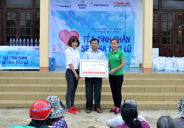 Suntory PepsiCo Việt Nam quyên góp gần 900 triệu đồng mang "Tết tình thân" đến người dân vùng lũ ảnh 1