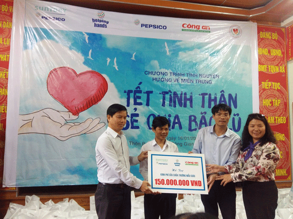 Suntory PepsiCo Việt Nam quyên góp gần 900 triệu đồng mang "Tết tình thân" đến người dân vùng lũ ảnh 2