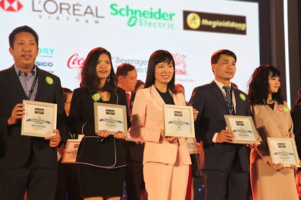 MB thăng hạng vào Top 3 nơi làm việc tốt nhất Việt Nam ngành ngân hàng 2017 ảnh 1