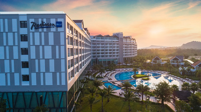 Tại Phú Quốc, hiện đã hội tụ đầy đủ tên tuổi lớn trong lĩnh vực bất động sản như Vingroup, Sun Group, CEO Group… với những thương hiệu quản lý khách sạn danh tiếng đã hiện diện ở Phú Quốc, như Radisson Blu, InterContinental Hotels Group, Marriott International, Accor, Movenpick, Melia…