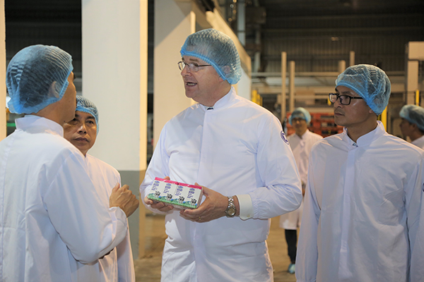 Đại sứ Hoa Kỳ tới thăm Nhà máy Sữa Vinamilk ảnh 2