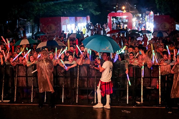 Dàn sao khủng "quẩy tan mưa" trong đại tiệc âm nhạc lễ hội Phố Hàng Nóng ảnh 3
