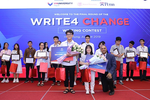 Nữ sinh Hà Nội giành giải nhất cuộc thi viết luận bằng tiếng Anh Write4Change