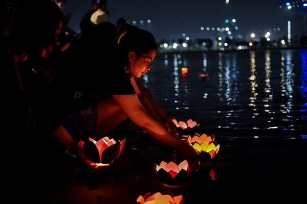 Thả đèn hoa đăng – nét văn hóa mới tại Thành phố biển hồ Vinhomes Ocean Park ảnh 3