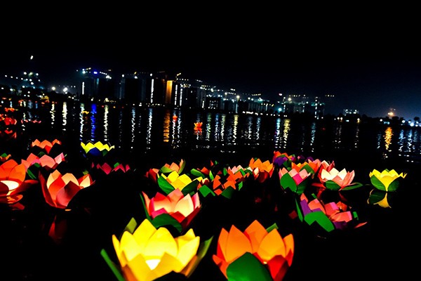 Thả đèn hoa đăng – nét văn hóa mới tại Thành phố biển hồ Vinhomes Ocean Park ảnh 5