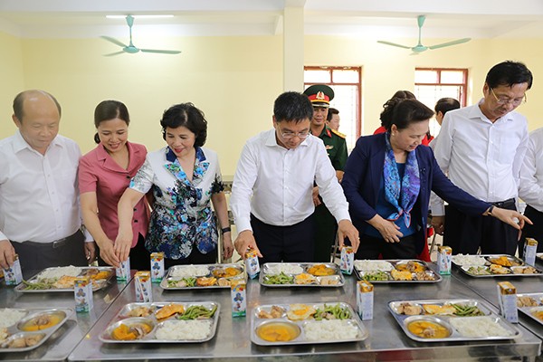 Trẻ em Quảng Ninh đón nhận ngôi trường mới từ Chủ tịch Quốc hội và hơn 71 ngàn ly sữa từ Quỹ sữa Vươn cao Việt Nam ảnh 8